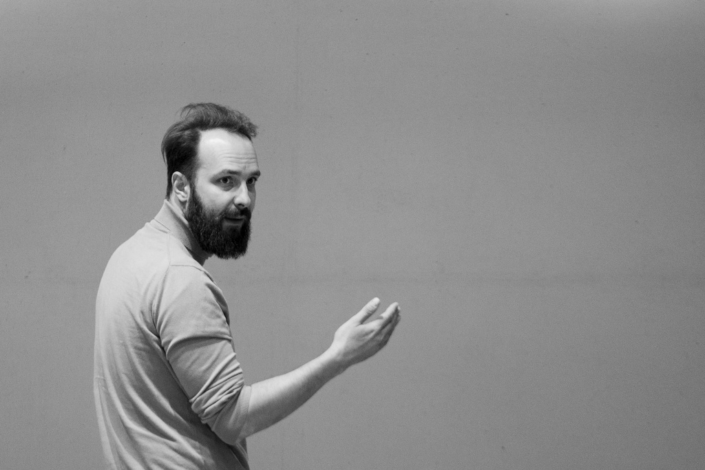 Próby DEKALOGU: Wojciech Faruga (reżyser). Fot. Marta Ankiersztejn Próby DEKALOGU: Wojciech Faruga (reżyser). Fot. Marta Ankiersztejn