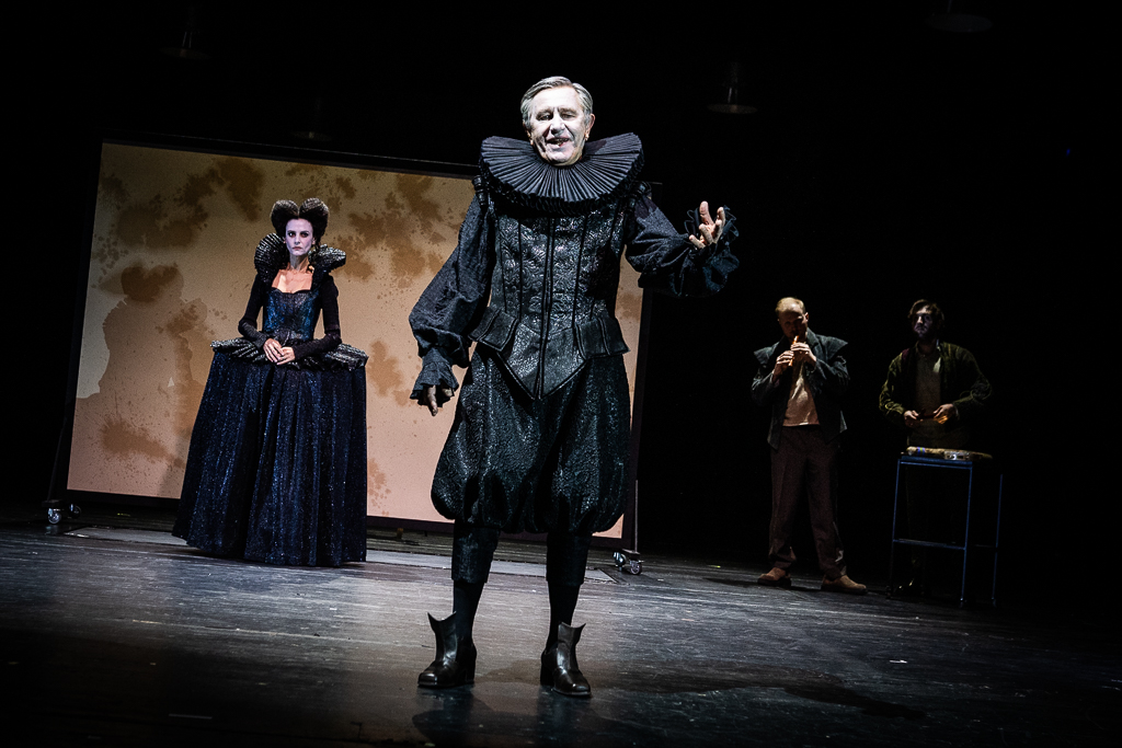 Patrycja Soliman (Królowa-Aktorka), Jerzy Radziwiłowicz (Król-Aktor), Jakub Gawlik, Kacper Matula. Fot. Marta Ankiersztejn