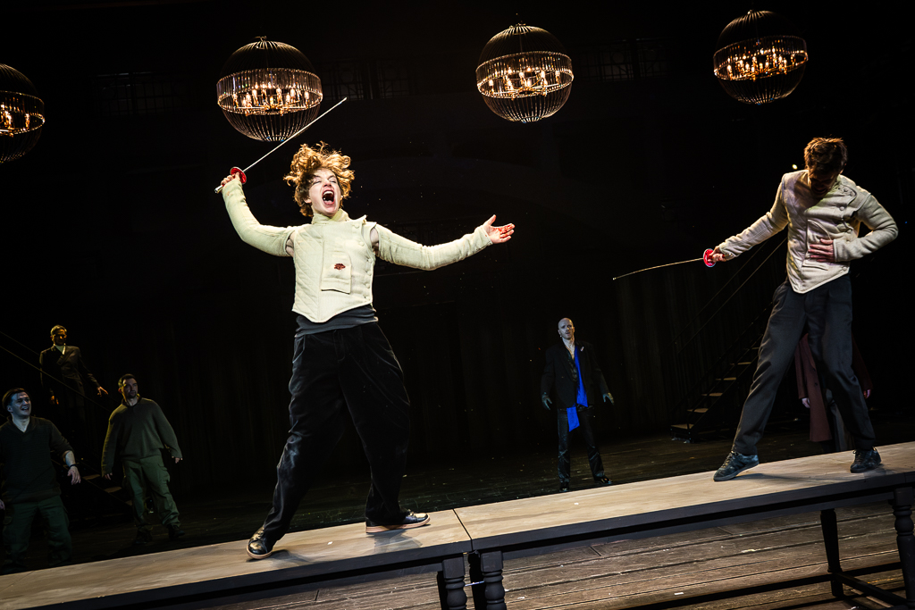 Scena zbiorowa, na pierwszym planie: Hugo Tarres (Hamlet), Paweł Brzeszcz (Laertes). Fot. Marta Ankiersztejn
