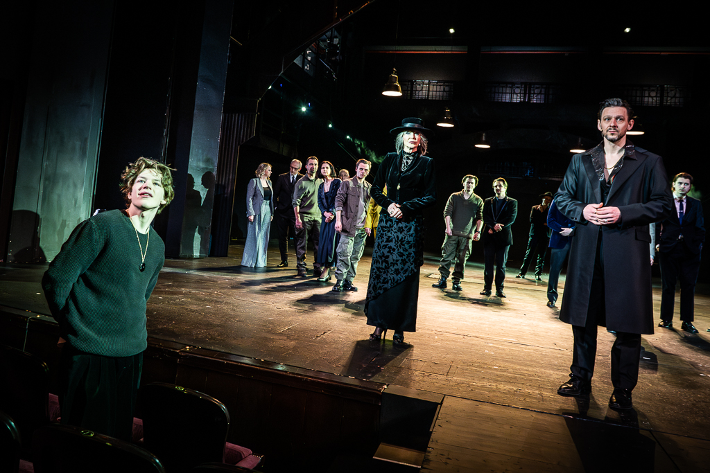 Scena zbiorowa, na pierwszym i drugim planie: Hugo Tarres (Hamlet), Beata Ścibakówna (Gertruda), Mateusz Kmiecik (Klaudiusz). Fot. Marta Ankiersztejn