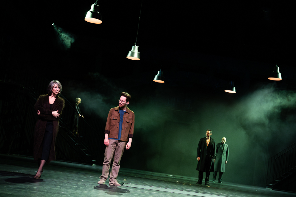 Beata Ścibakówna (Gertruda), Helena Englert (Ofelia), Piotr Kramer (Guildenstern), Mateusz Kmiecik (Klaudiusz), Cezary Kosiński (Poloniusz). Fot. Marta Ankiersztejn