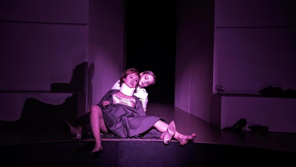Gabriela Muskała (Felicja), Michalina Łabacz (Stewardesa). Fot. Magda Hueckel