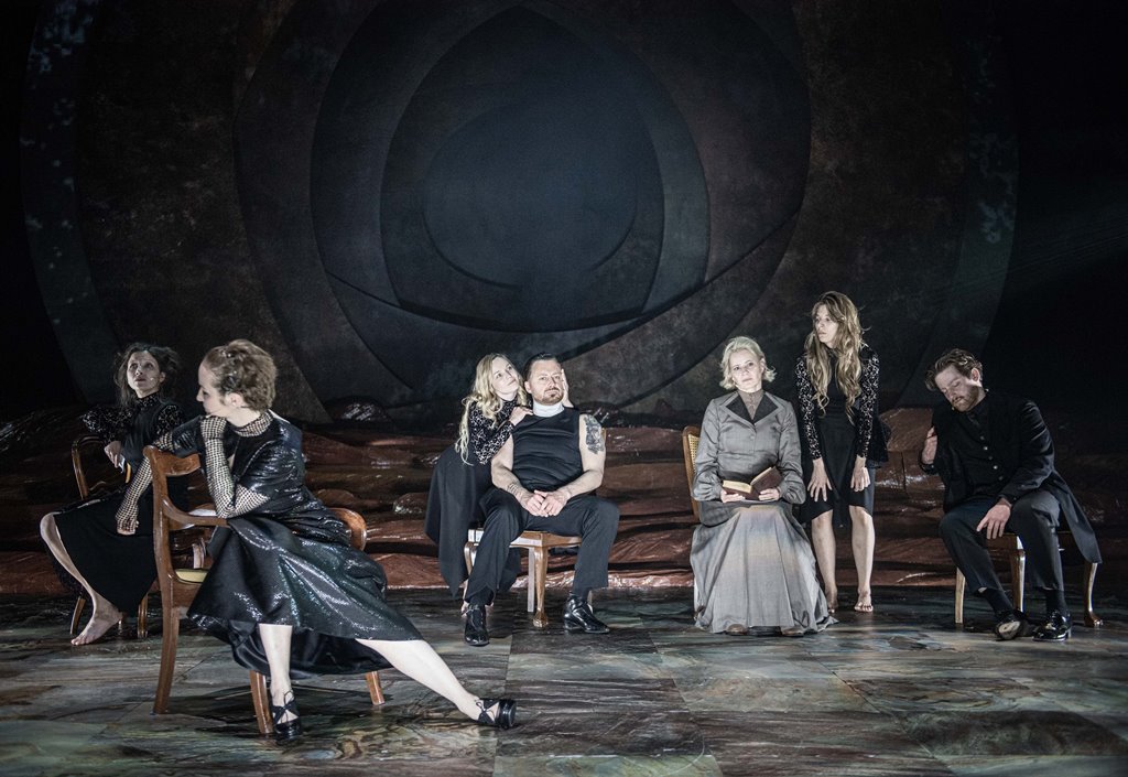 Anna Grycewicz (Panna Greta), Gabriela Muskała (Pułkownikowa Fitzhubert), Michalina Łabacz (Miranda), Adam Szczyszczaj (Pastor), Małgorzata Kożuchowska (Mademoiselle), Marta Wągrocka (Marion), Piotr Kramer (Michel Fitzhubert). Fot. Magda Hueckel Anna Grycewicz (Panna Greta), Gabriela Muskała (Pułkownikowa Fitzhubert), Michalina Łabacz (Miranda), Adam Szczyszczaj (Pastor), Małgorzata Kożuchowska (Mademoiselle), Marta Wągrocka (Marion), Piotr Kramer (Michel Fitzhubert). Fot. Magda Hueckel